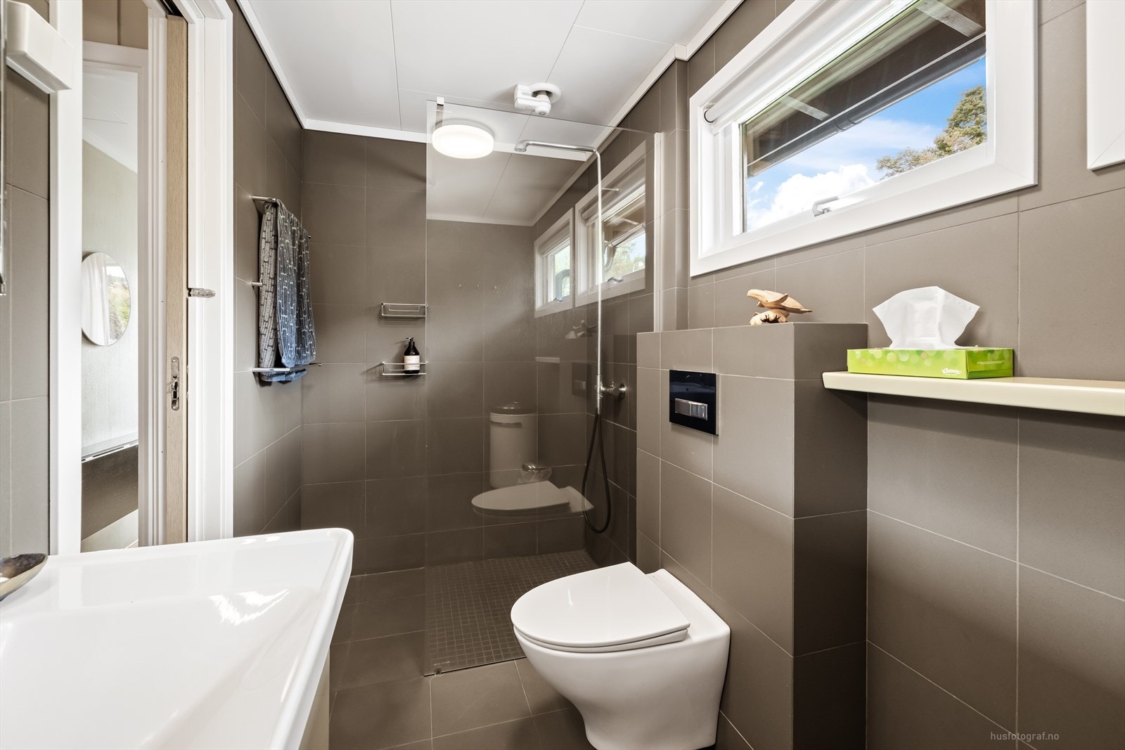 Badet ble modernisert i 2018 og har flislagt gulv med varmekabler, veggmontert toalett og dusjvegger/hjørne. Galleribilde