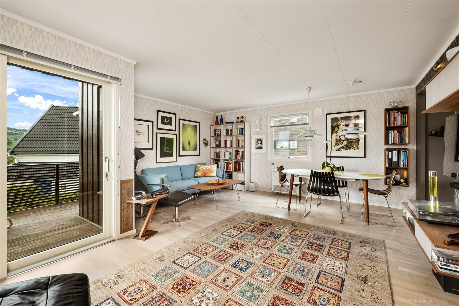 Stuen har parkettgulv og god plass til både spisebord og sofagruppe. Galleribilde