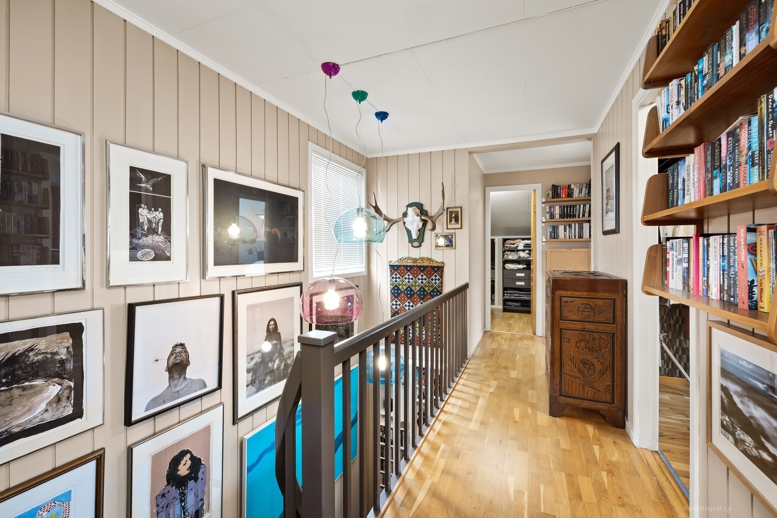 Gang i andre etasje med trepanel på veggene som binder sammen soverommene og badet. Galleribilde