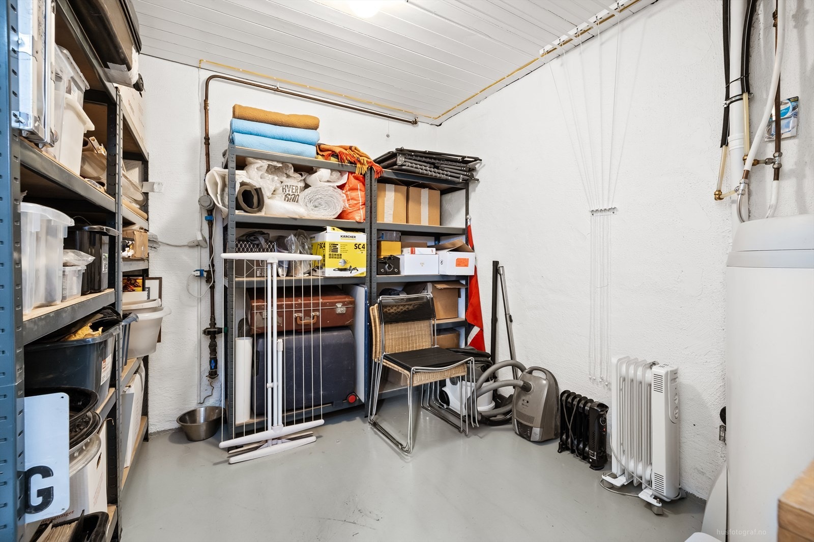 Kjelleren byr på rikelig med lagringsplass i flere boder. Galleribilde