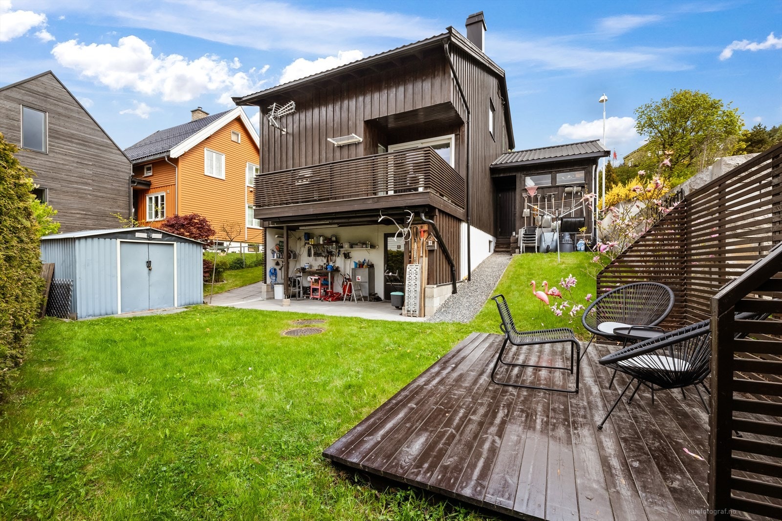 Hagen har en terrasseplatting i tre og en frittstående bod i aluminium for ekstra lagring. Galleribilde