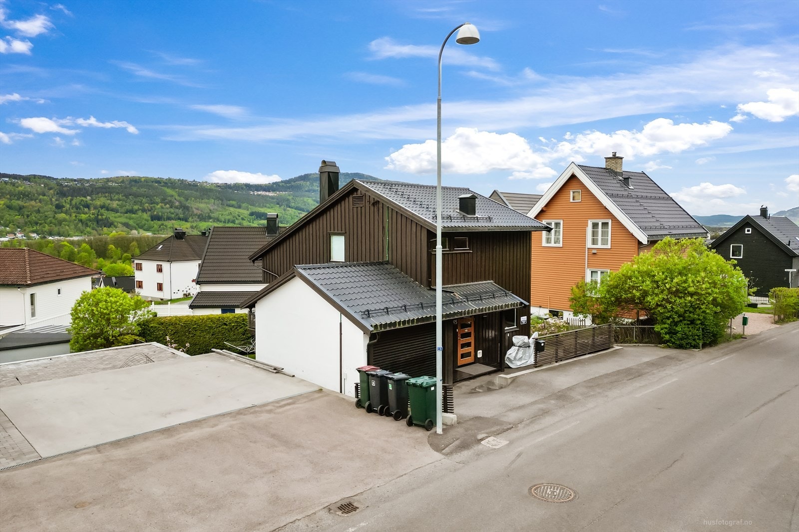 Eiendommen ligger i et etablert og rolig boligområde. Galleribilde