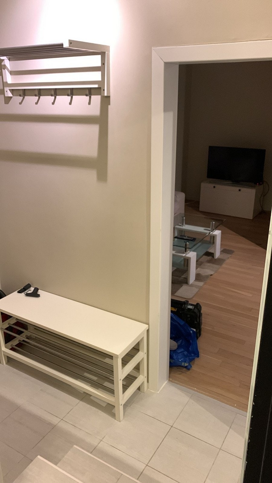 Entre med plass til oppheng av klær og sko Galleribilde