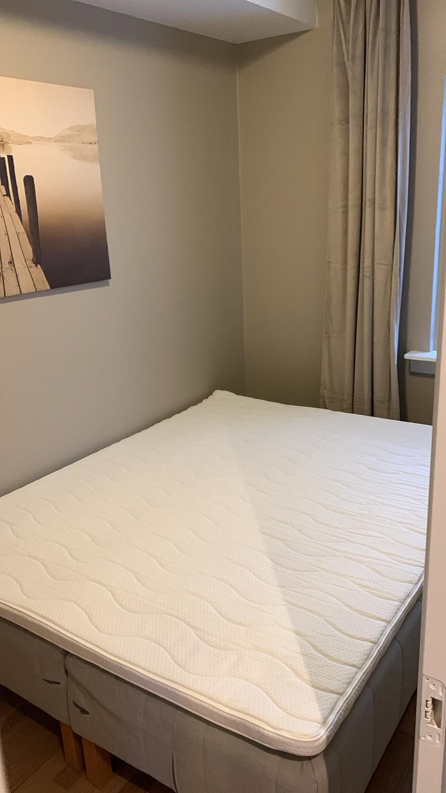 Soverom med seng Galleribilde