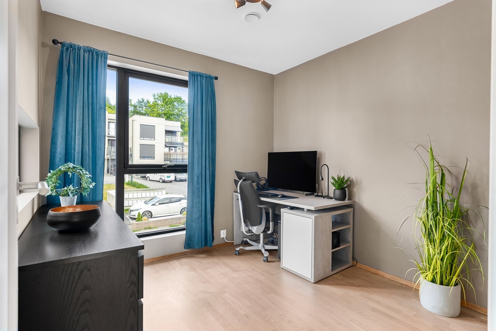 Etasjen rommer ett soverom. Rommet har blitt benyttet som kontor, og har god plass til seng, nattbord, garderobe og evt. skrivebord. Galleribilde