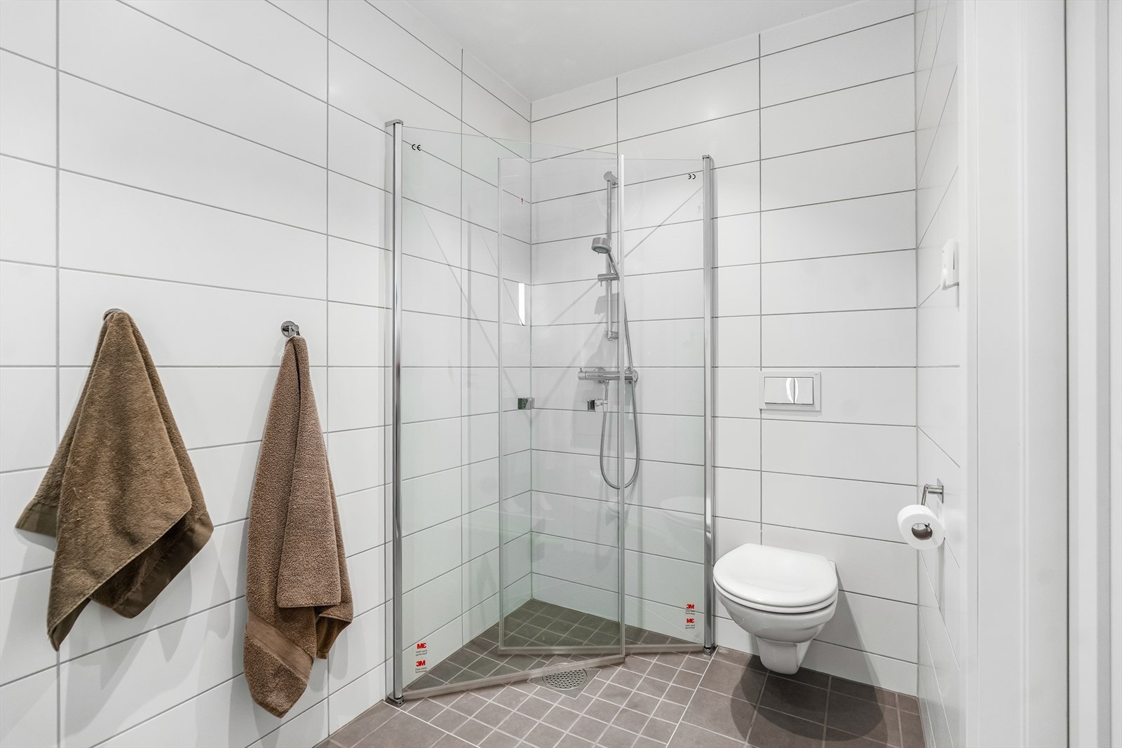 I tillegg er det opplegg for vaskemaskin og det er tilkoblet et vannklosett. Galleribilde