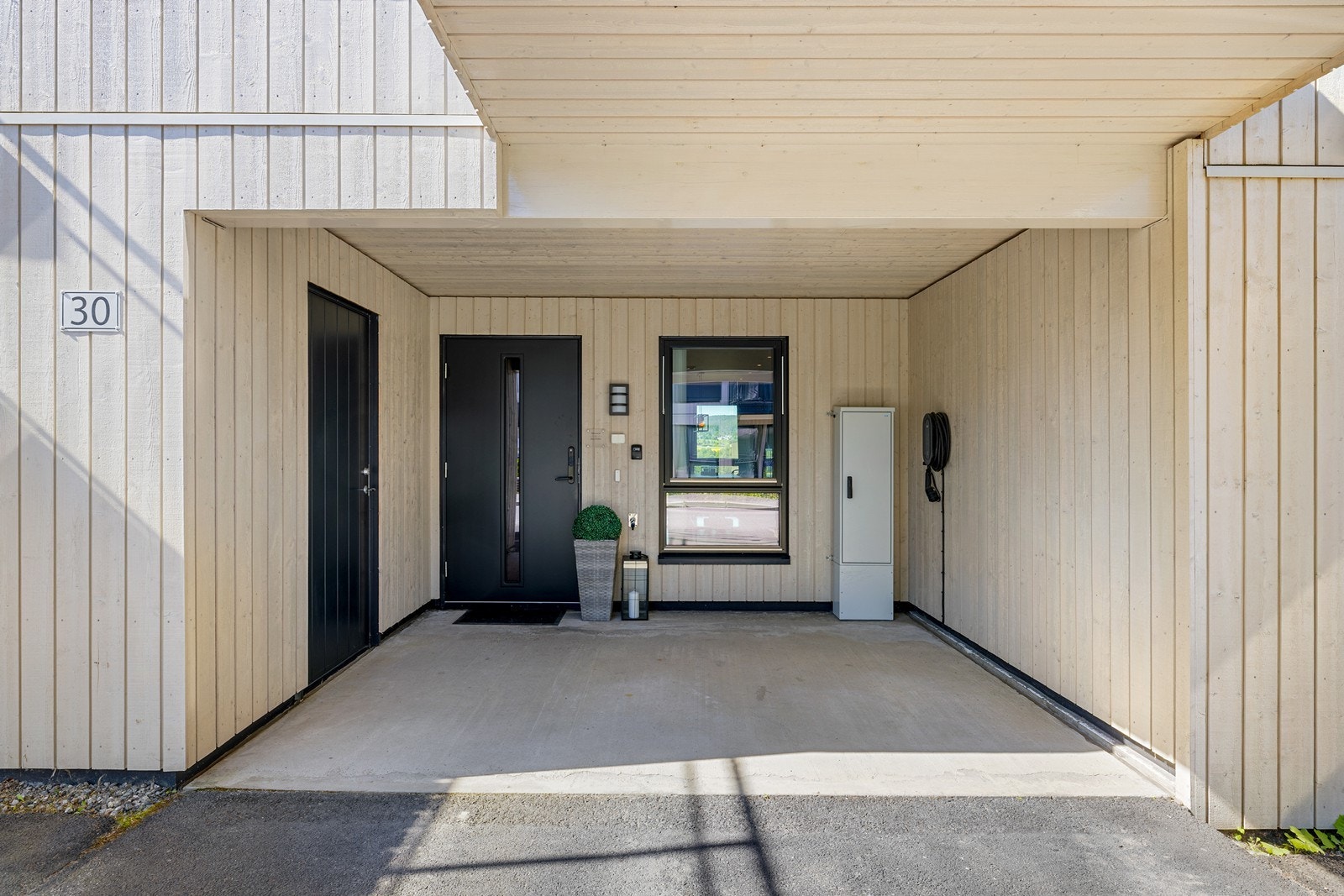Boligen har et meget innbydende inngangsparti, med tilgang til ytterdør og sportsbod ved carporten. Galleribilde