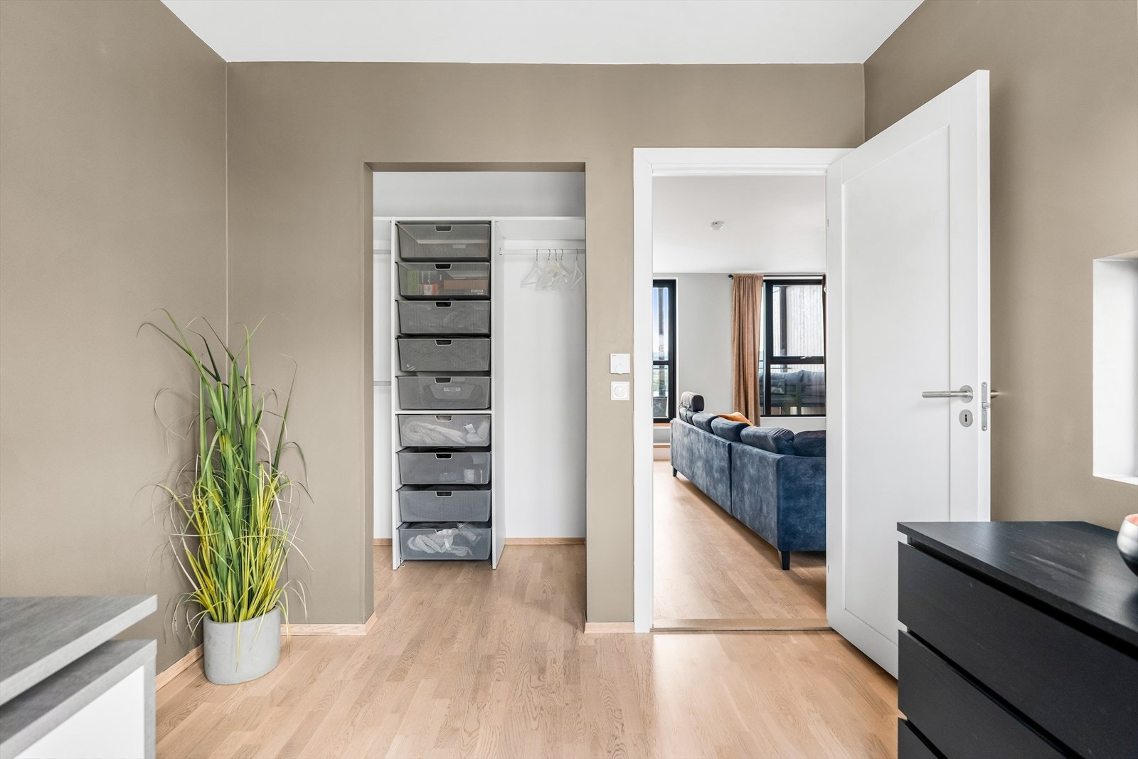 Fra rommet er det inngang til et praktisk bodareal, som er perfekt å benytte som walk in-closet! Galleribilde