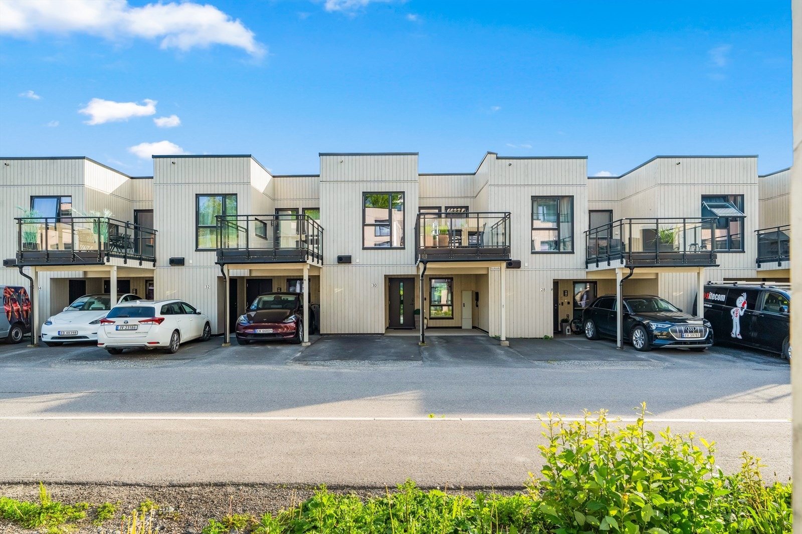 Videre har boligen en tilknyttet carport med elbillader + plass til bil nr. 2 utenfor boligen. Galleribilde