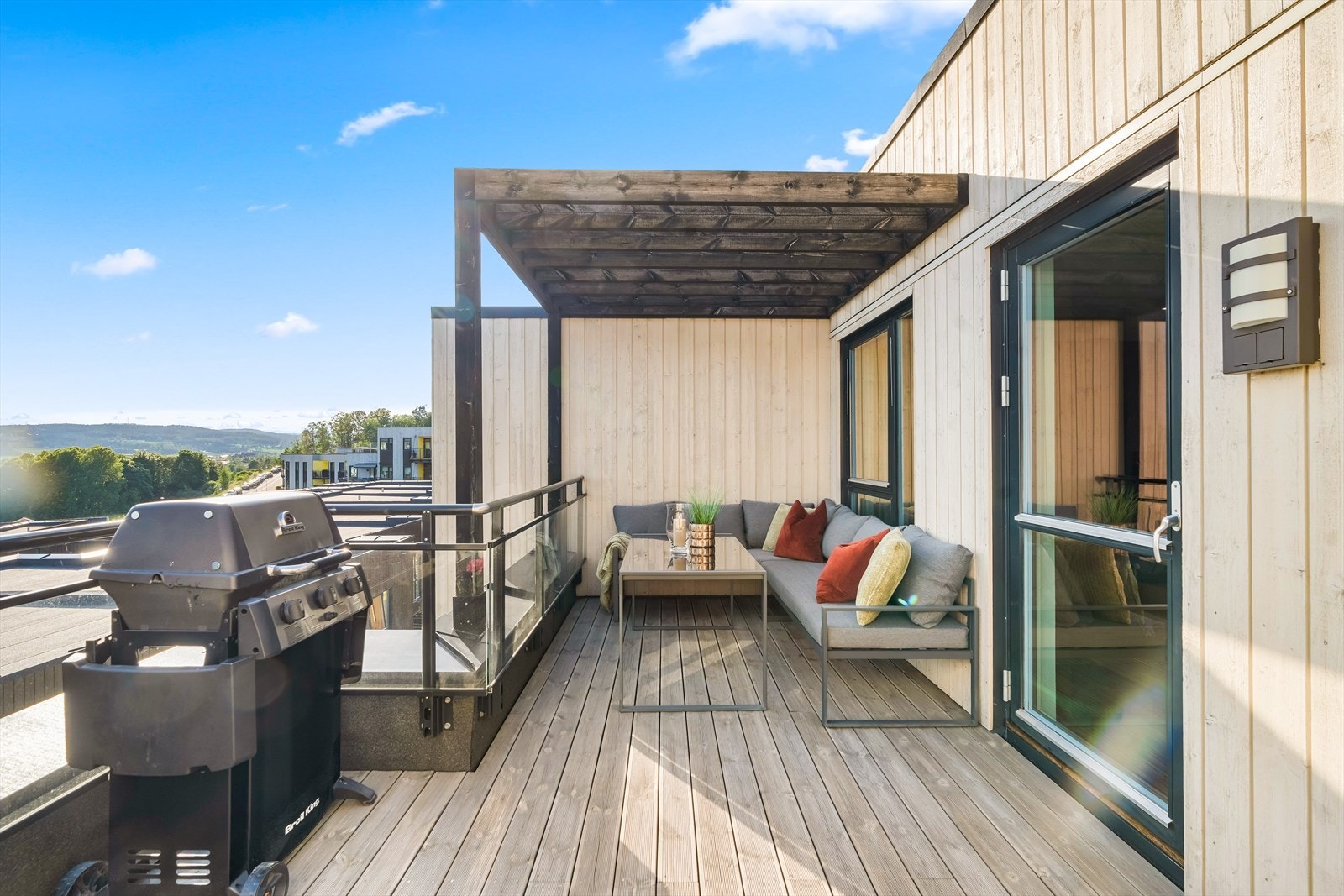 Det er utgang til en takterrasse på 14 m² i den ene enden av rommet, og utgang til en annen takterrasse på 15 m² i den andre enden. Galleribilde