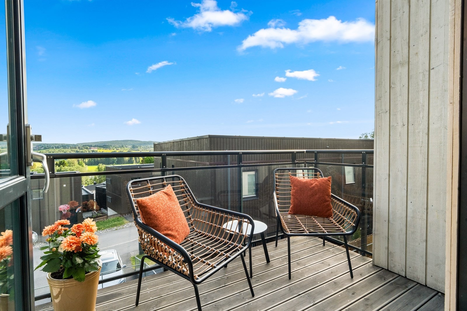 Fra spisestuen er det utgang til en koselig balkong på 4 m². Her ute er det plass til sittegruppe, og det er fint utsyn mot nærområdet. Galleribilde