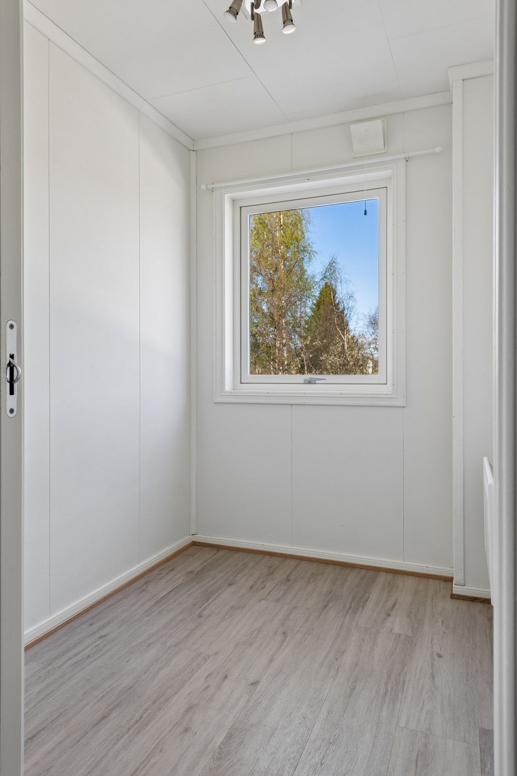 Disponibelt rom mot nord. Nymalte vegger fra 2024. Galleribilde