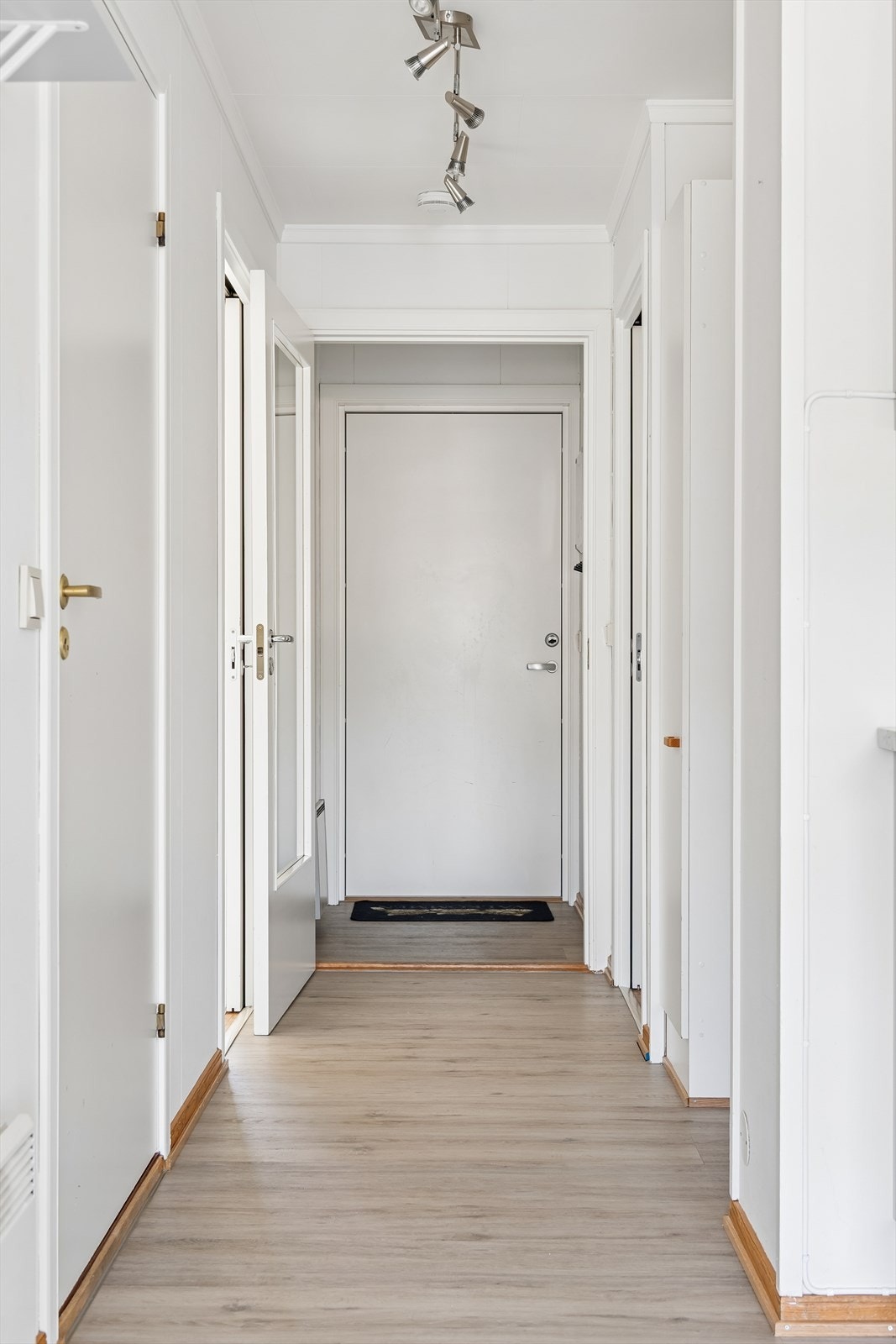Gangen binder sammen leilighetens rom, også her er det downlights i himlingen. Galleribilde