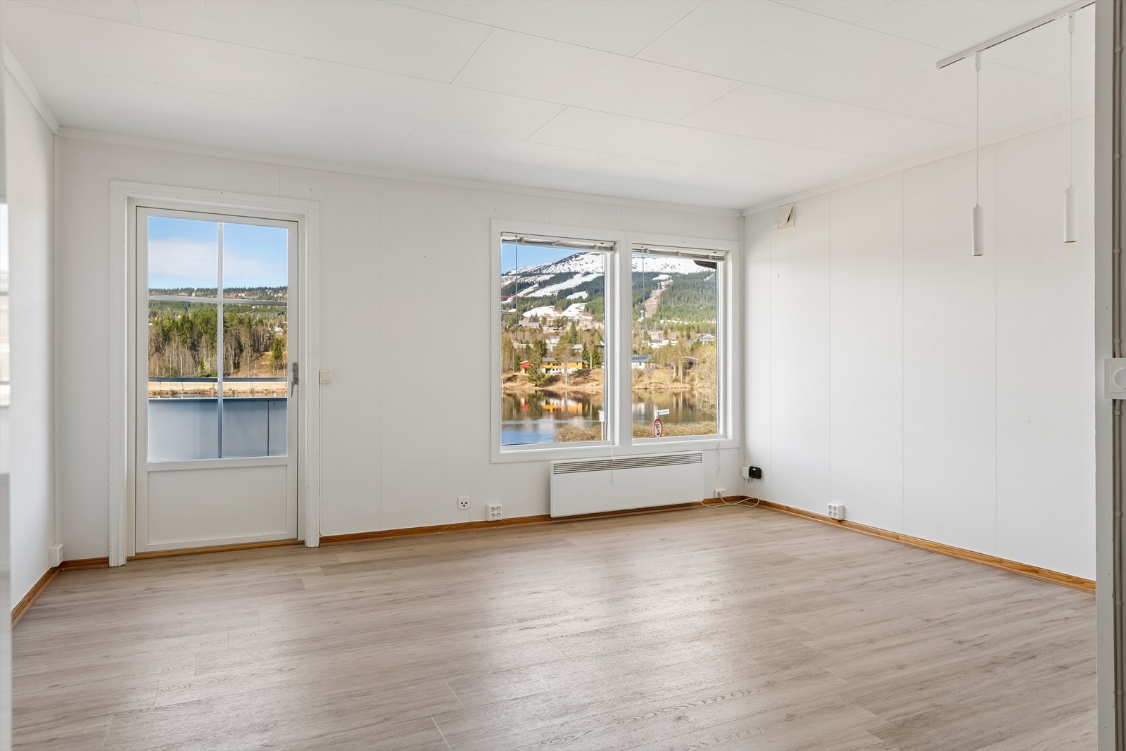 Fra stuen er det utgang til en vestvendt terrasse, og vinduene rammer inn utsikten mot Trysilfjellet. Galleribilde