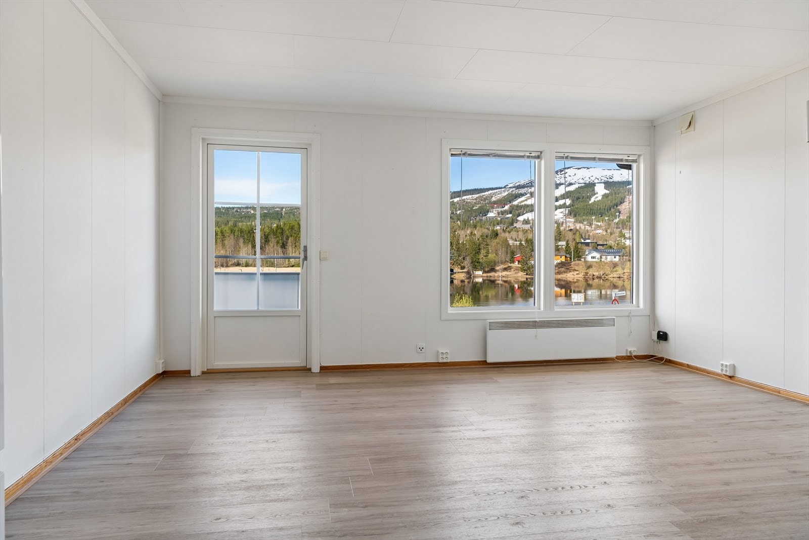 Gjennomgående vinylplank på gulv, lagt i 2023, skaper en helhetlig følelse i oppholdsrommene. Galleribilde