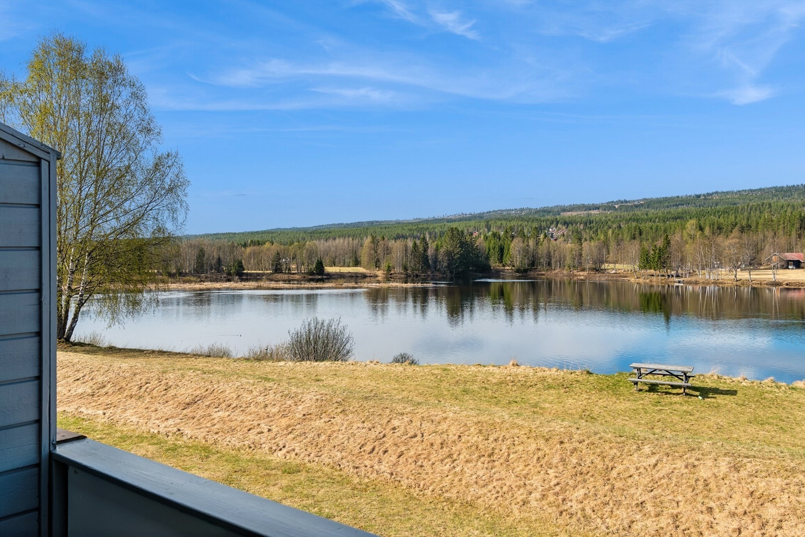Fantastisk utsikt mot sør og vest - Nærområdet byr på flotte turmuligheter langs elva og i skogsterreng Galleribilde