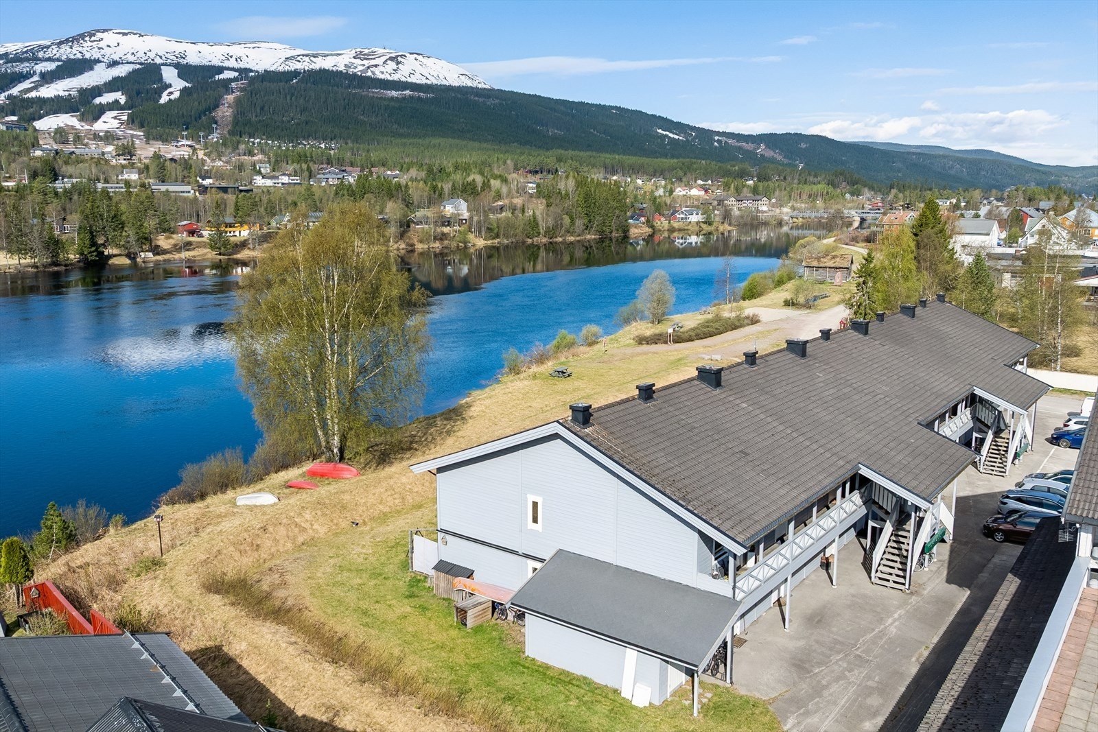 Umiddelbar nærhet til Trysilelva, og med utsikt til Trysilfjellet. Nært til alle sentrumstjenester. Galleribilde