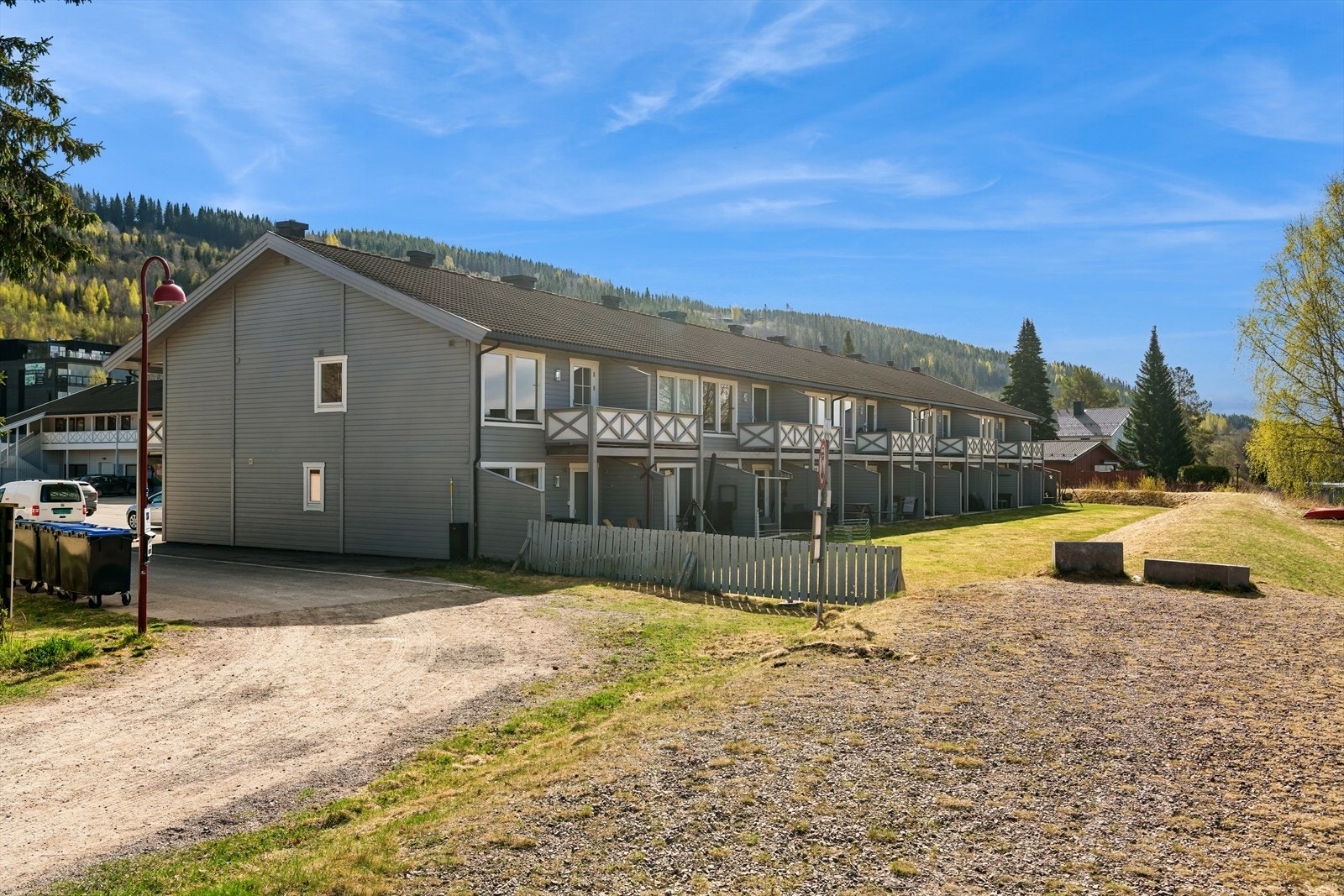 Endeleiligheten ligger i 2. etg. i et rekkehus fra 1992, og er en del av Sandøra Sameie med 20 seksjoner. Galleribilde