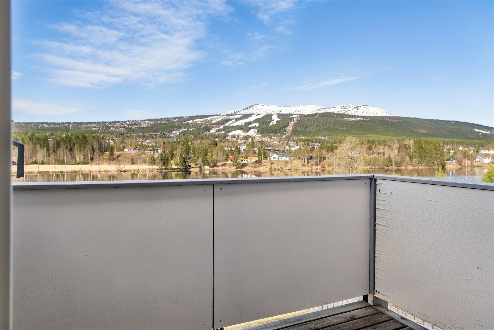 Vestvendt veranda på 3 m², med plass til en liten sittegruppe. Galleribilde