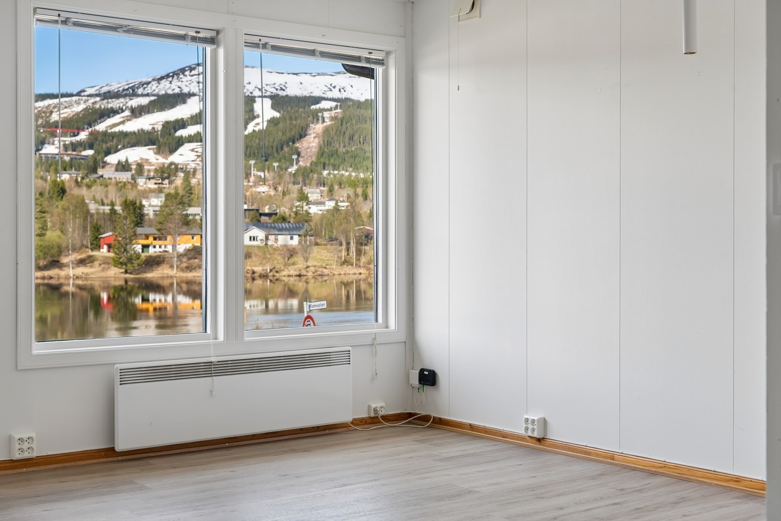 Store vindusflater gir godt med lys og utsikt mot nærområdet i vest. Galleribilde