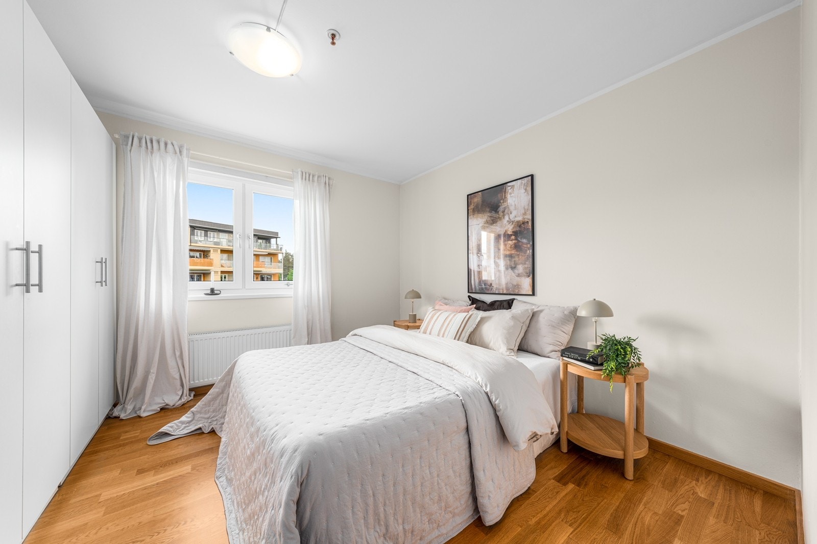 Hovedsoverom med god plass for dobbeltseng og utstyrt med romslig garderobeskap Galleribilde
