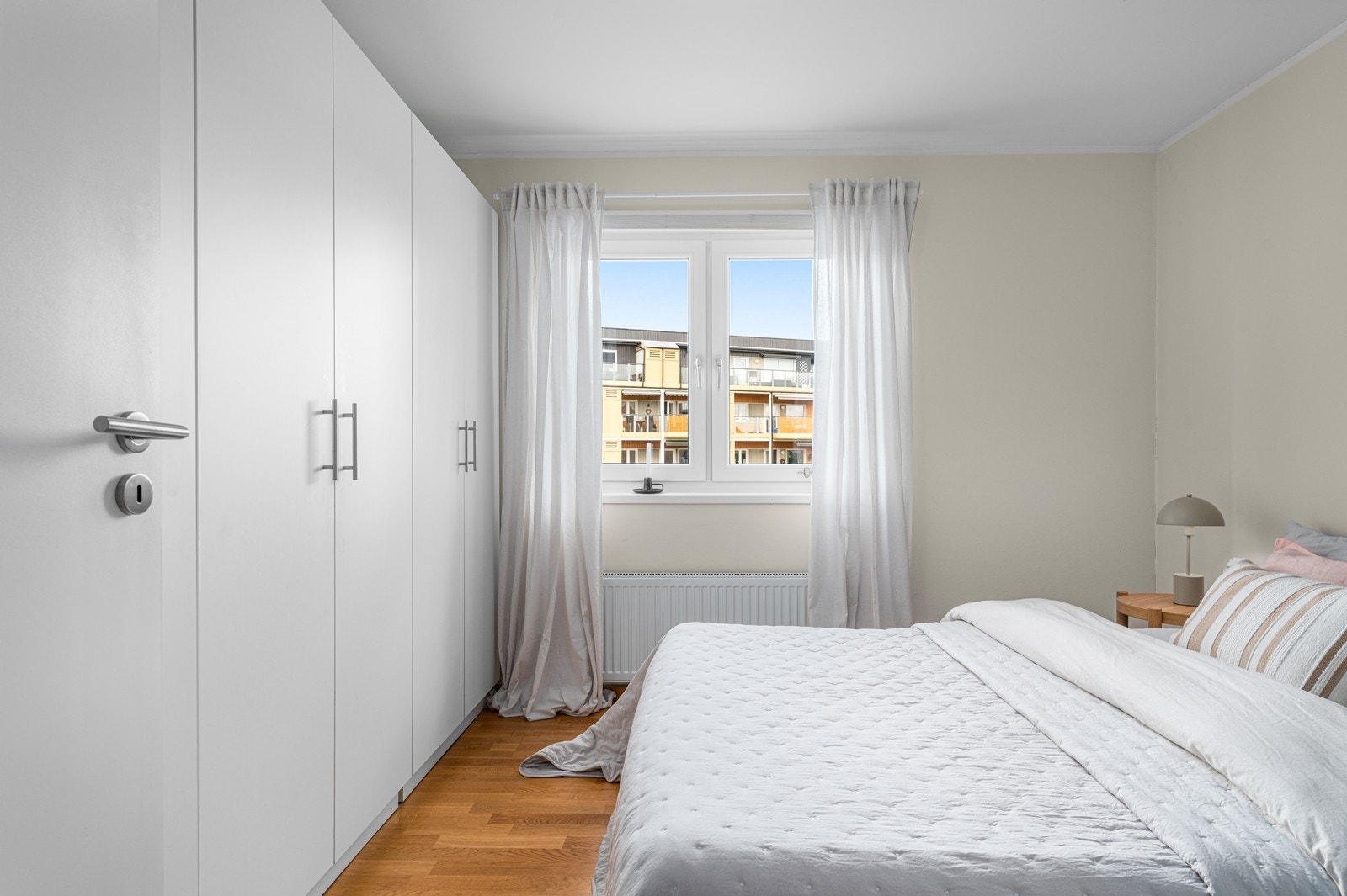 Godt med plass for oppbevaring i garderobeskap Galleribilde