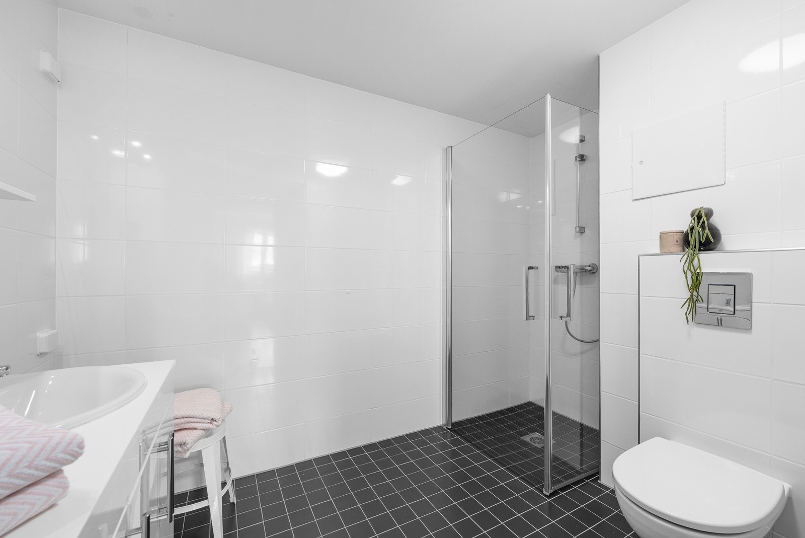 Flislagt bad med gulvvarme og opplegg for vaskemaskin Galleribilde