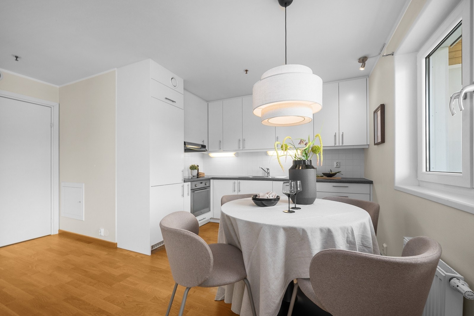 Stilrent kjøkken med innredning i glatte fronter og benkeplate av laminat. Galleribilde