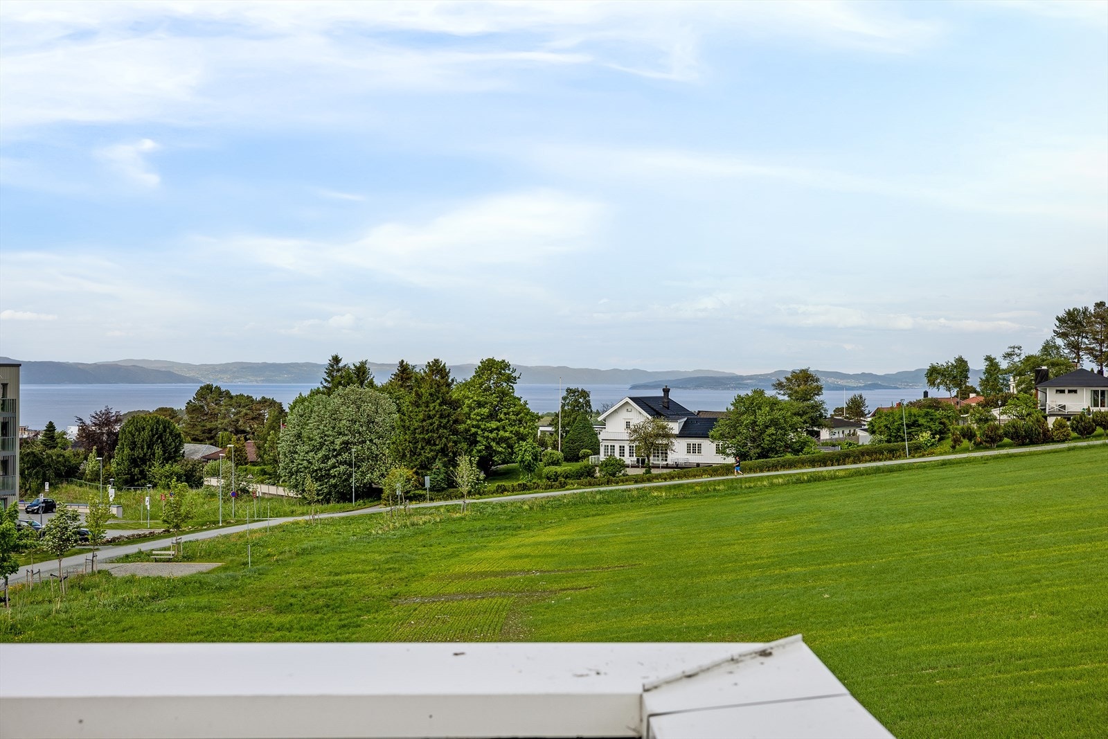 Her kan du nyte rolige morgener og lange sommerkvelder med utsyn over nærområdet og grønne omgivelser. Galleribilde