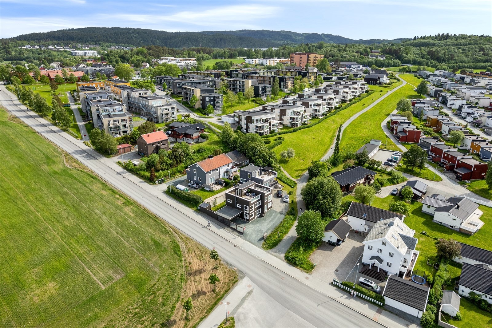 Åkeren ved boligen er regulert til LNFR-formål bidrar til å bevare områdets åpne karakter og de flotte utsiktskvalitetene i lang tid fremover. Velkommen til visning! Galleribilde