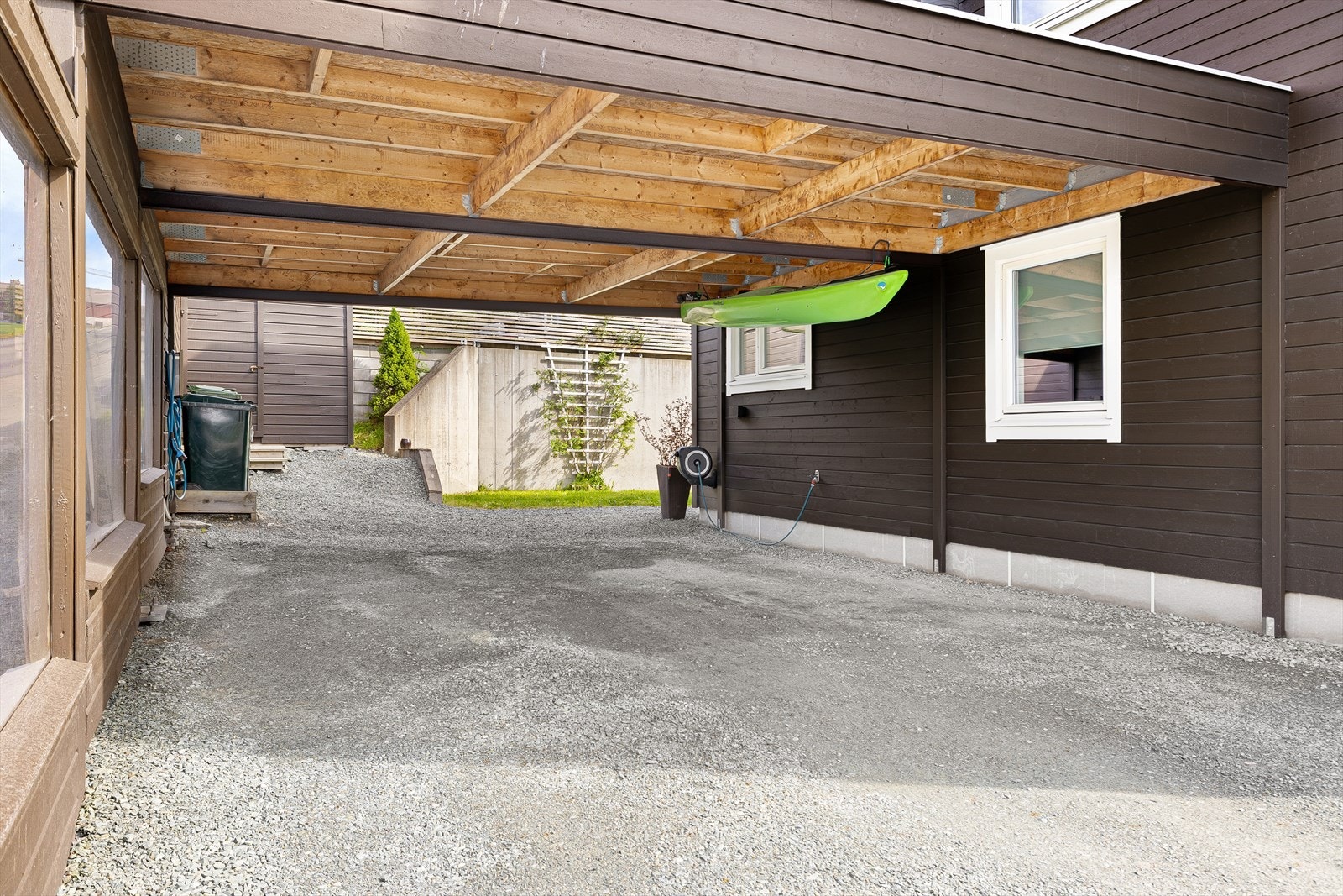 Praktisk carport som deles med naboen. Galleribilde