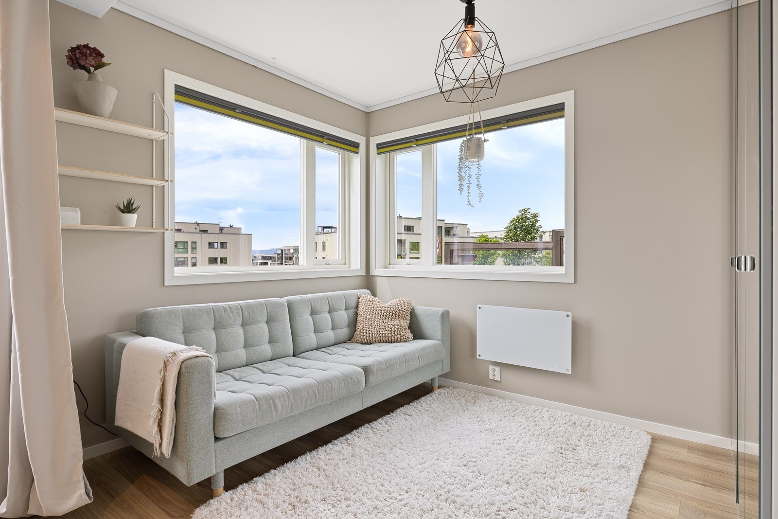 Soverommet har god plass til garderobeskap og er i dag innredet med en mindre sofa. Galleribilde