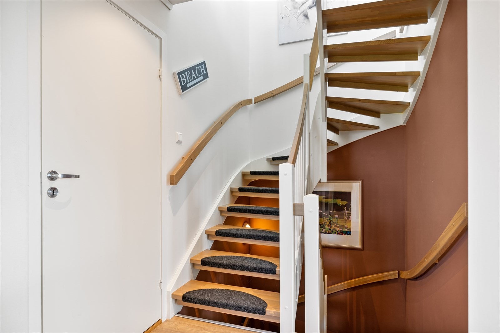 Stilren og moderne trapp fra takterrassen som leder ned til andre etasje. Galleribilde