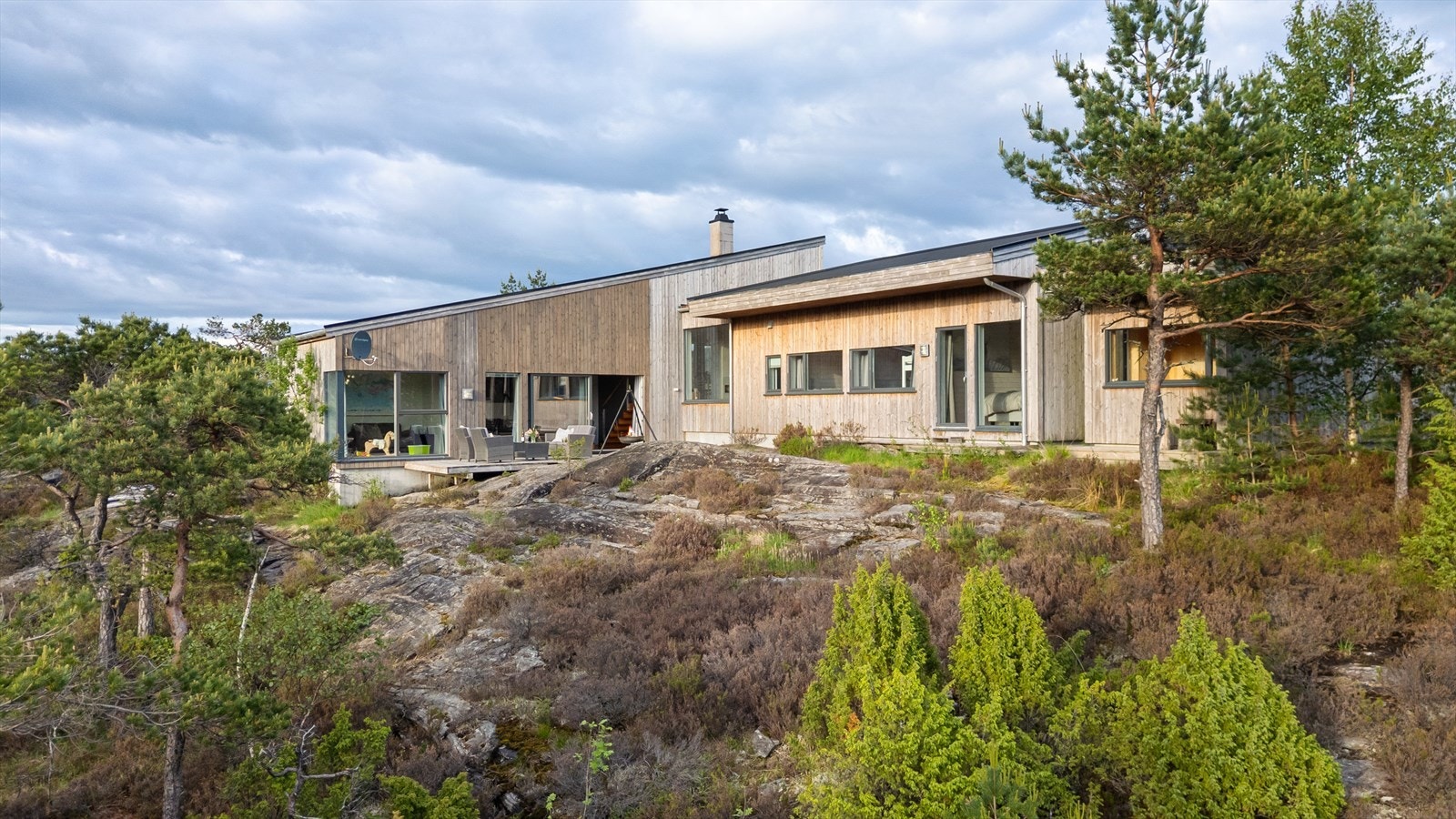 Tomten er en naturtomt som krever lite vedlikehold. Galleribilde