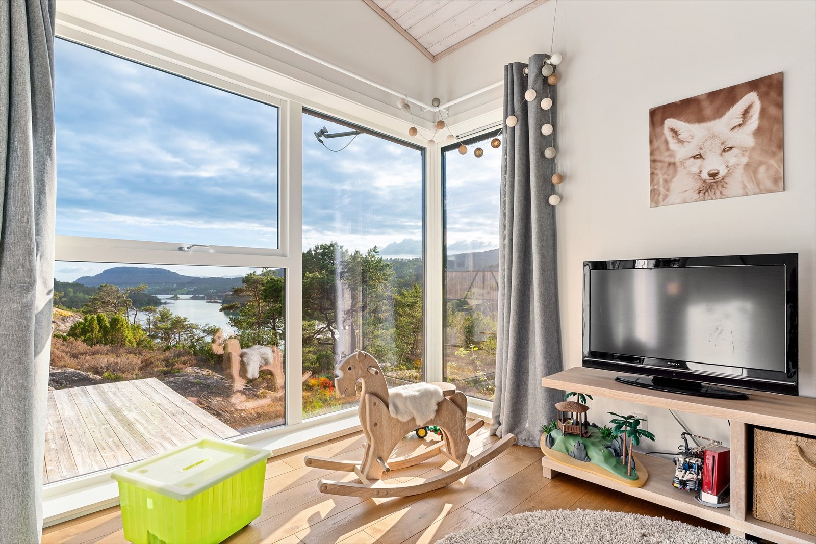 Hjørnevinduet i TV-stuen slipper inn mye lys og gir en flott utsikt. Galleribilde
