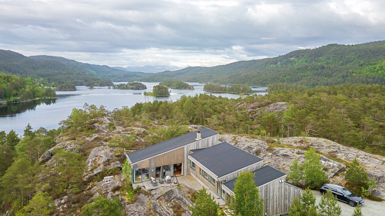 Fritidsbolig fra 2013, arkitektonisk tilpasset den lett skrånende naturtomten. Eiendommen består av hovedhytte og en frittstående garasje med badstue. Galleribilde