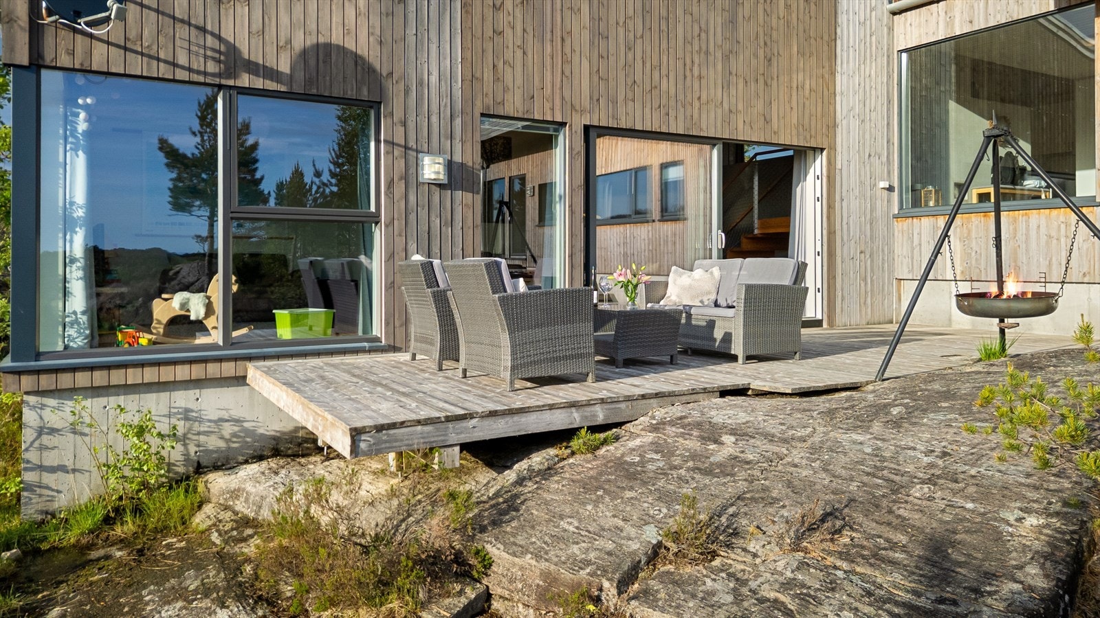 Terrassen er fundamentert direkte på fjellet og følger terrenget. Galleribilde