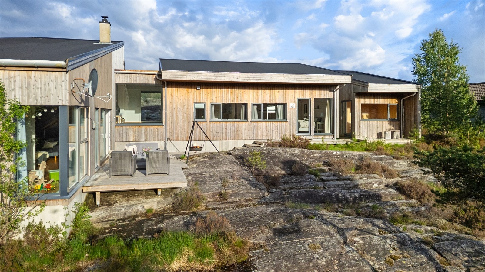 Eiendommen ligger i enden av et rolig og etablert hytteområde. Galleribilde