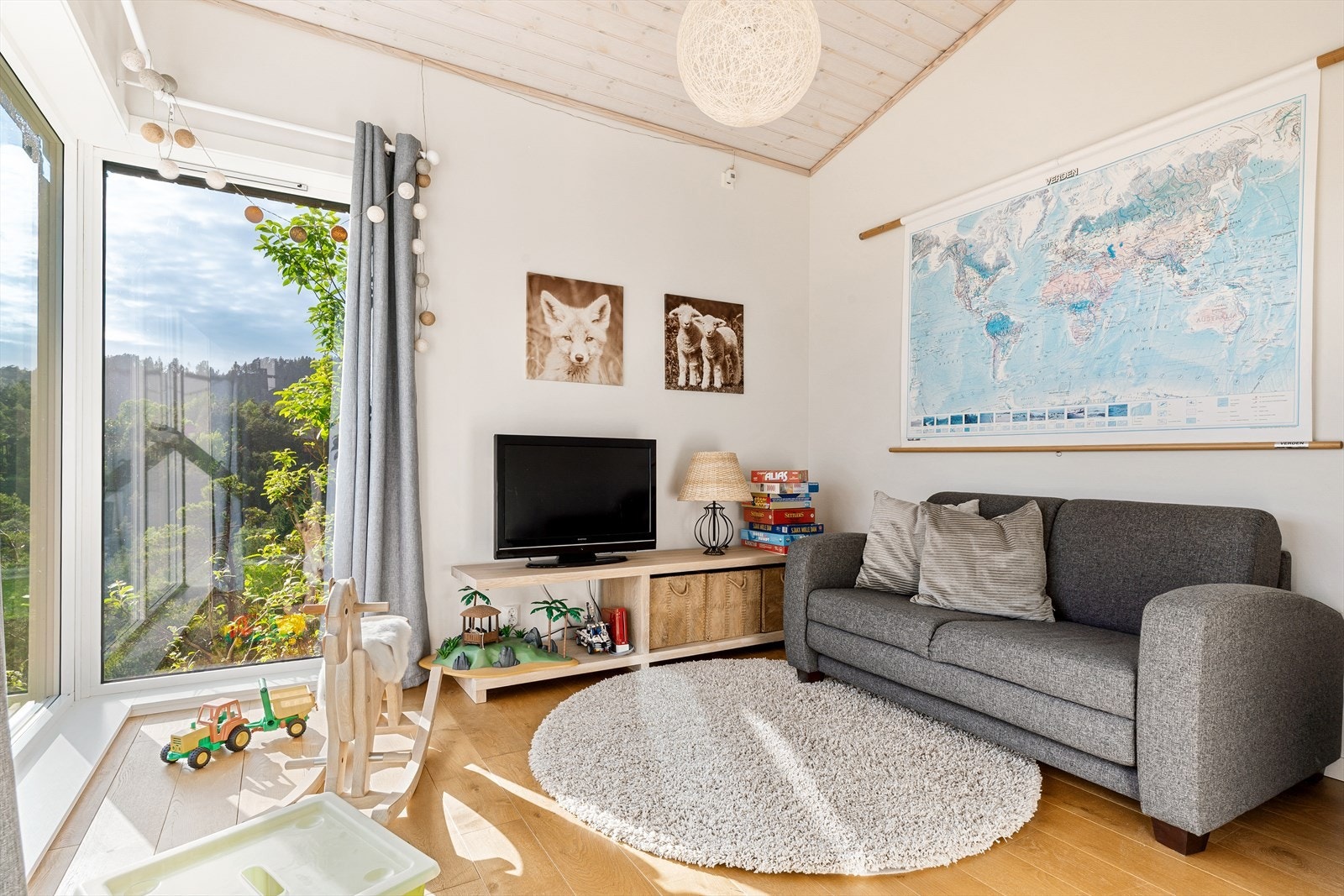 TV-stuen ligger innenfor stuen - adskilt med skyvedør Galleribilde