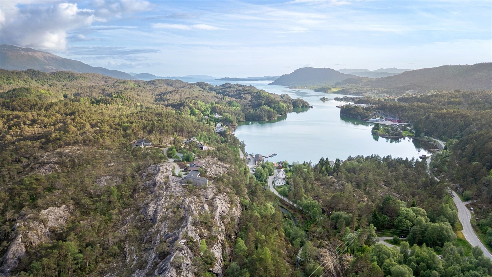Området byr på flotte turmuligheter og nærhet til sjøen. Fjellturer finner du både på Tysnessåta og i Rosendalsalpene som ligger i nærområdet. Galleribilde