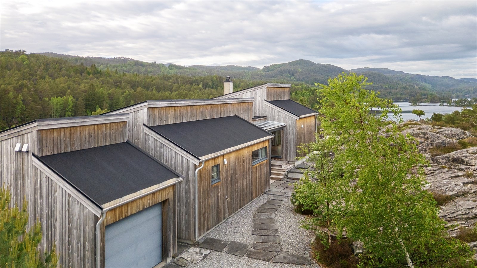 Garasje med elektrisk port og hems med et gulvareal på 7 m². Galleribilde
