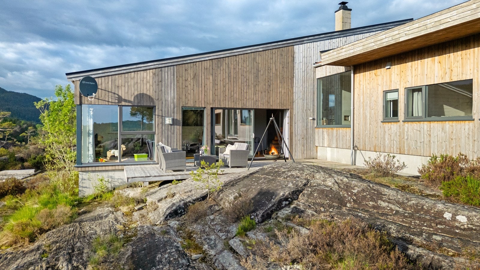 Hyttas arkitektur med ulike bygningskropper skaper lune og private soner utendørs. Galleribilde
