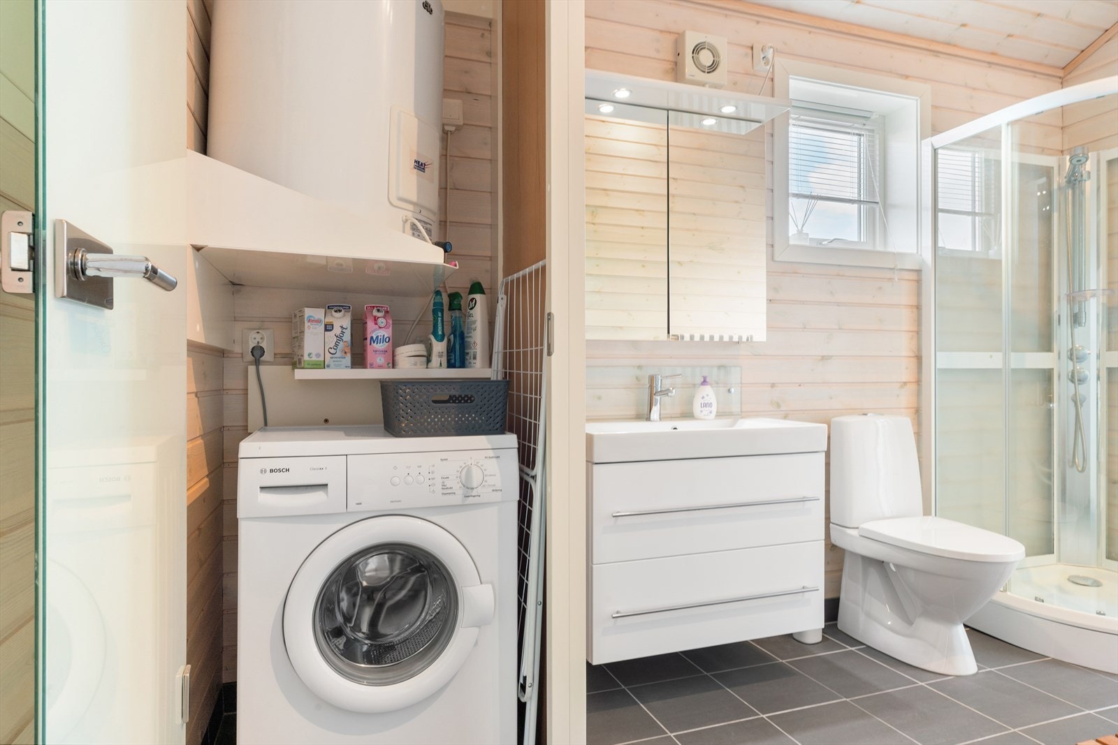 Det ene badet har en egen nisje med opplegg for vaskemaskin. Galleribilde
