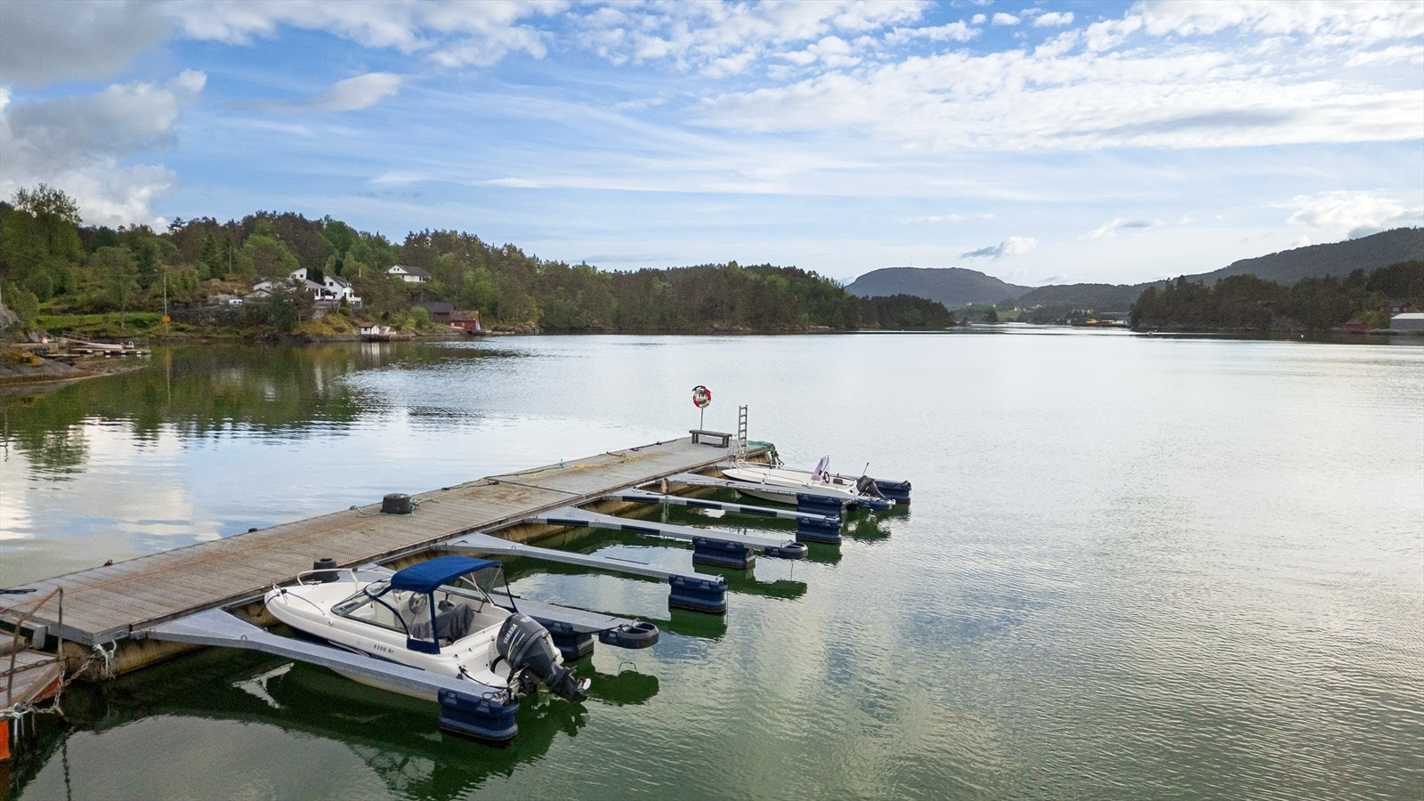 Kort avstand til sjøen med muligheter for båtliv og fiske. Galleribilde