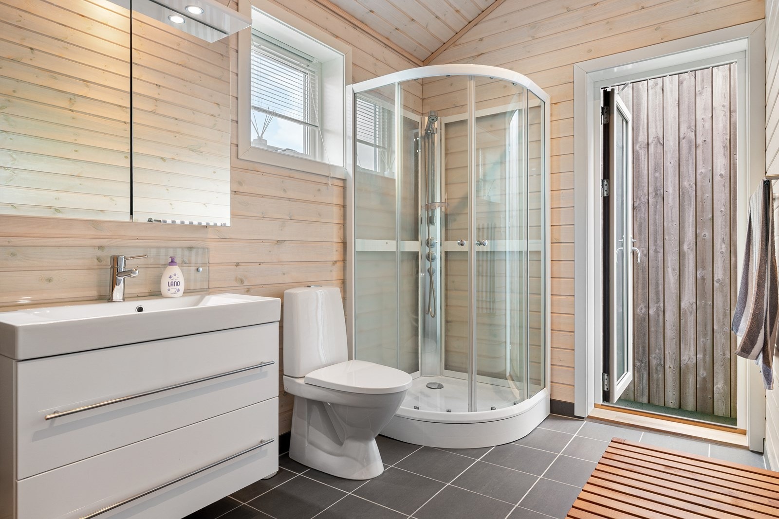 Badet har utgang ut eller til badstuen. Galleribilde