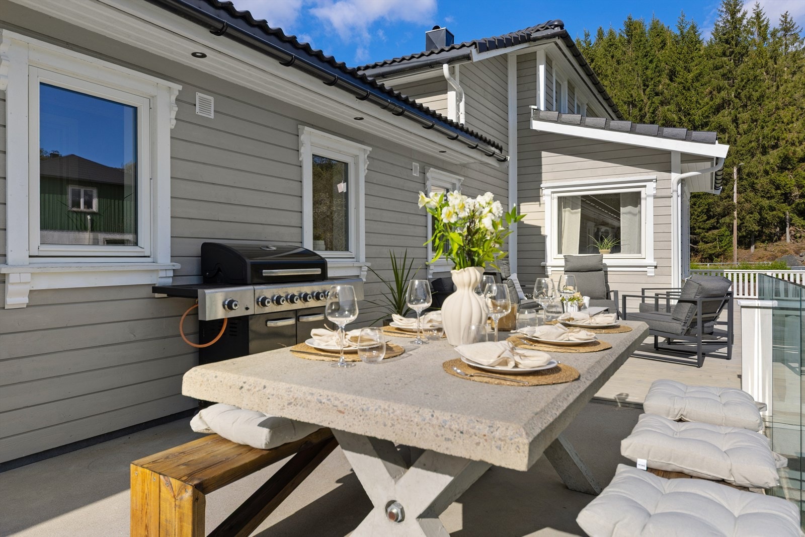 Terrassen er delvis av betong og delvis av tre, og gir rikelig med uteplass. Galleribilde