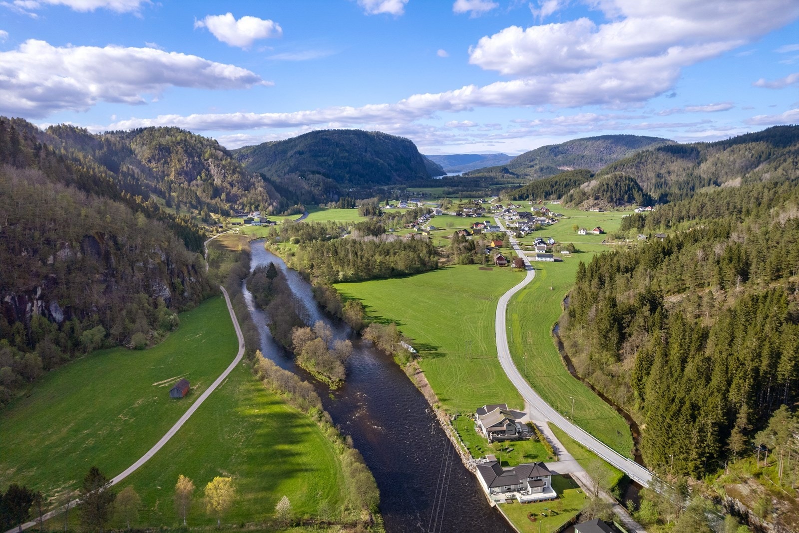 Eiendommen ligger i Hægebostad kommune, med kort vei til dagligvarehandel på Joker Tingvatn. Galleribilde
