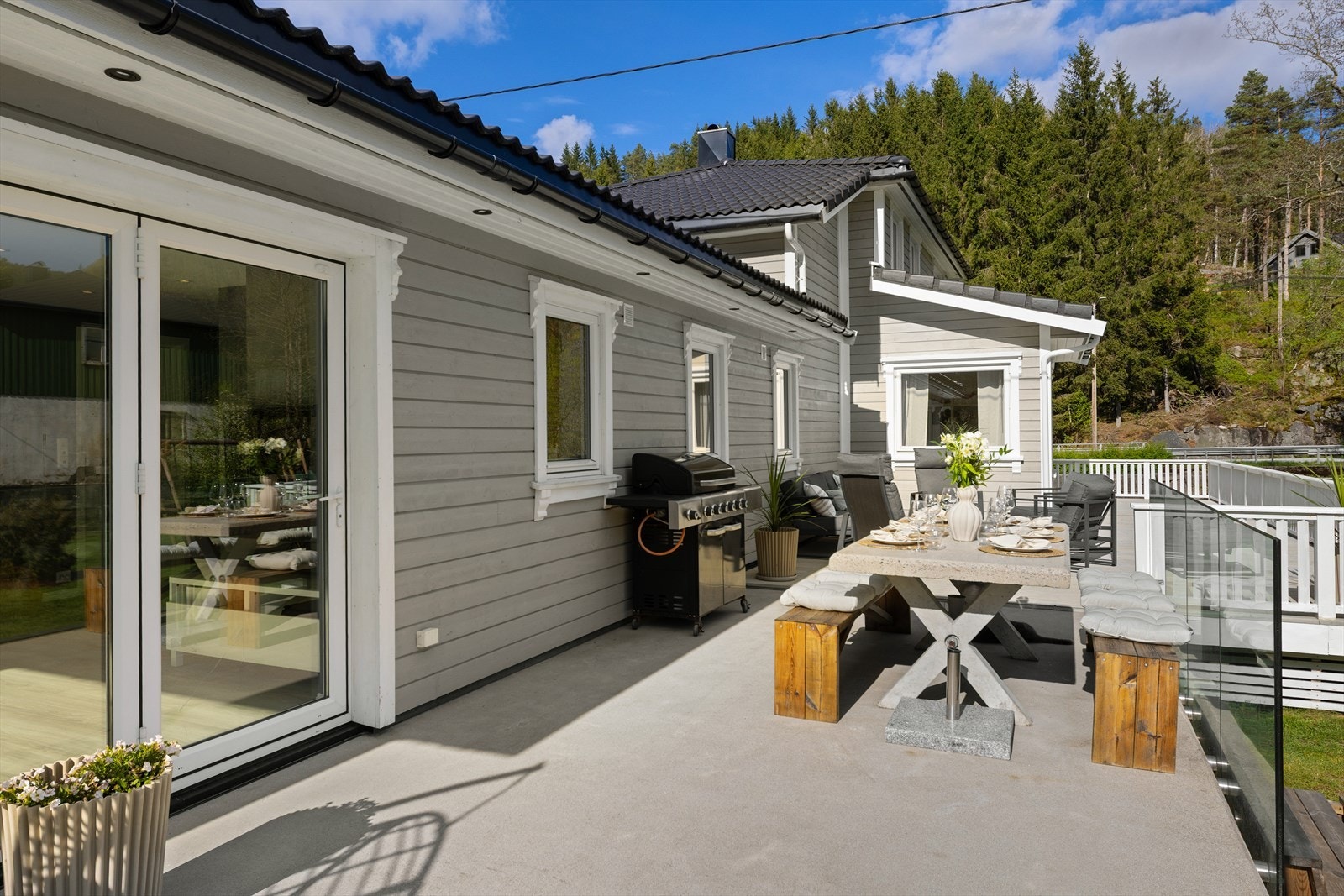 Her er det god plass for både grilling og sosiale sammenkomster. Galleribilde