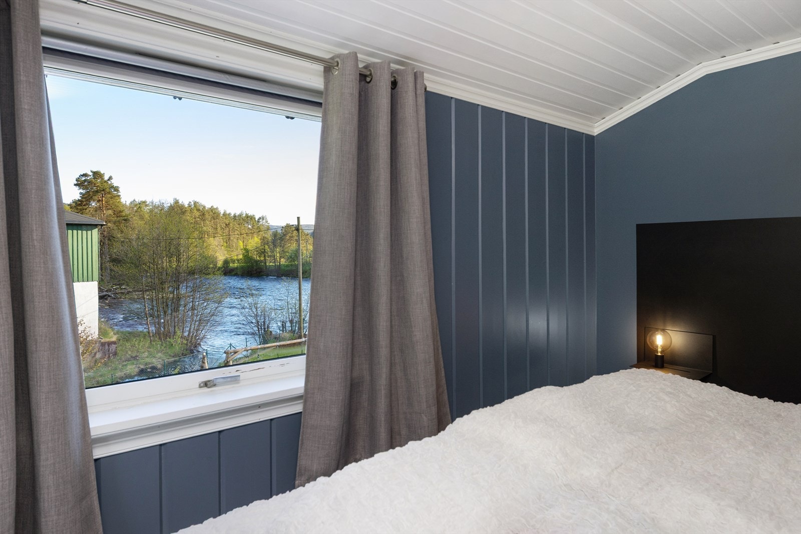 Ett av soverommene har en flott utsikt mot elven. Galleribilde