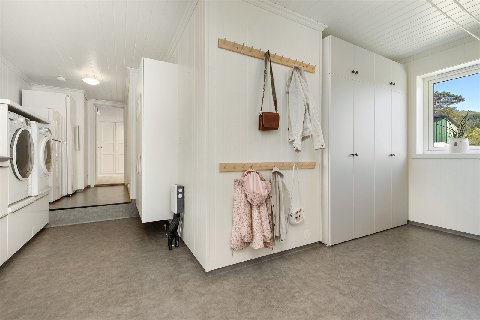 Rommet har vaskeromsinnredning, nedfelt vask og opplegg for vaskemaskin. Galleribilde